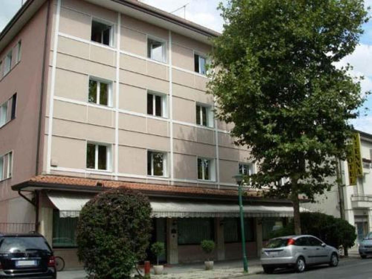 Hotel Vienna ลิโดดิเยโซโล ภายนอก รูปภาพ