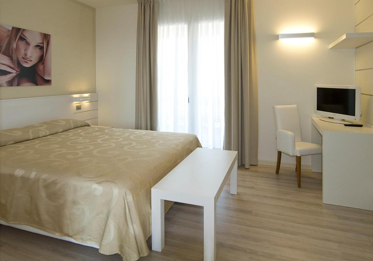 Hotel Vienna ลิโดดิเยโซโล ภายนอก รูปภาพ